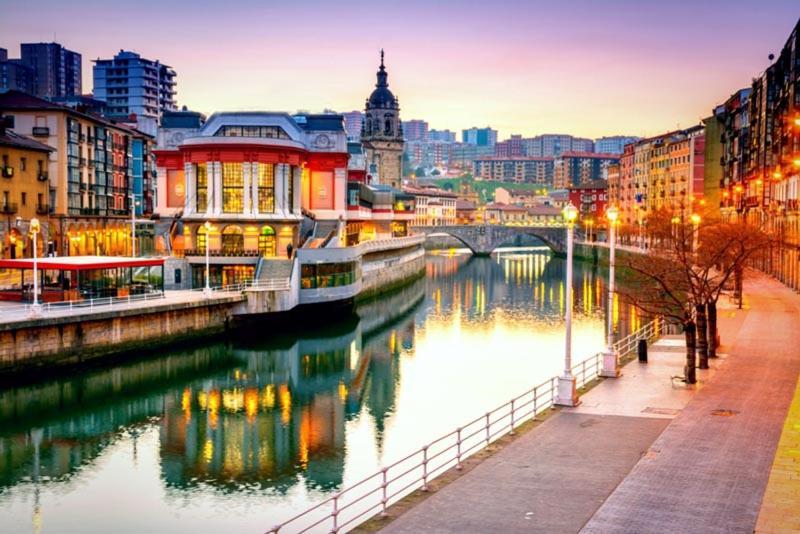 Apartamento céntrico con vistas a la Ría! garage, ideal 2-4 Bilbao Esterno foto